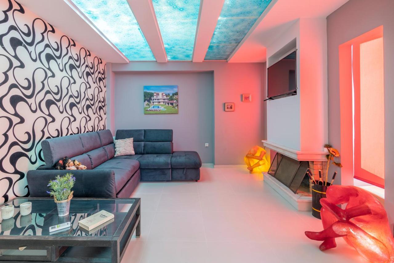 Luxury With Fireplace Near Center Ираклион